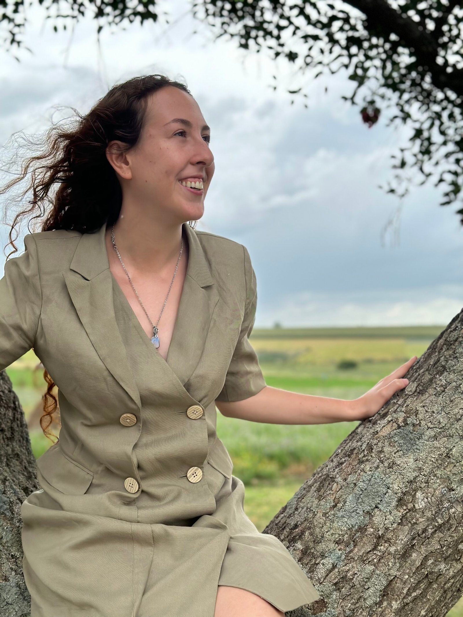 Mar Rubio, psicóloga y terapeuta holística, sonriendo en la naturaleza