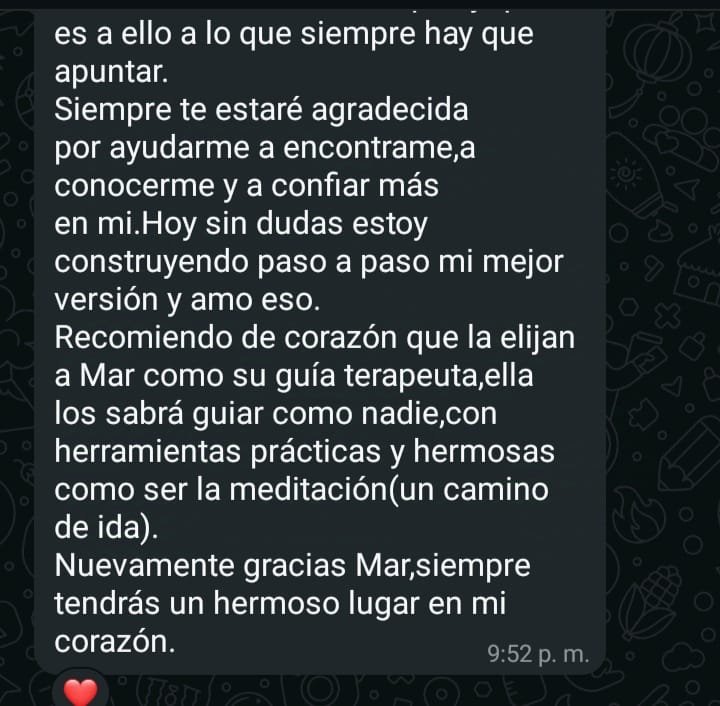 Mensaje real de WhatsApp de una paciente recomendando a Mar como guía terapeuta